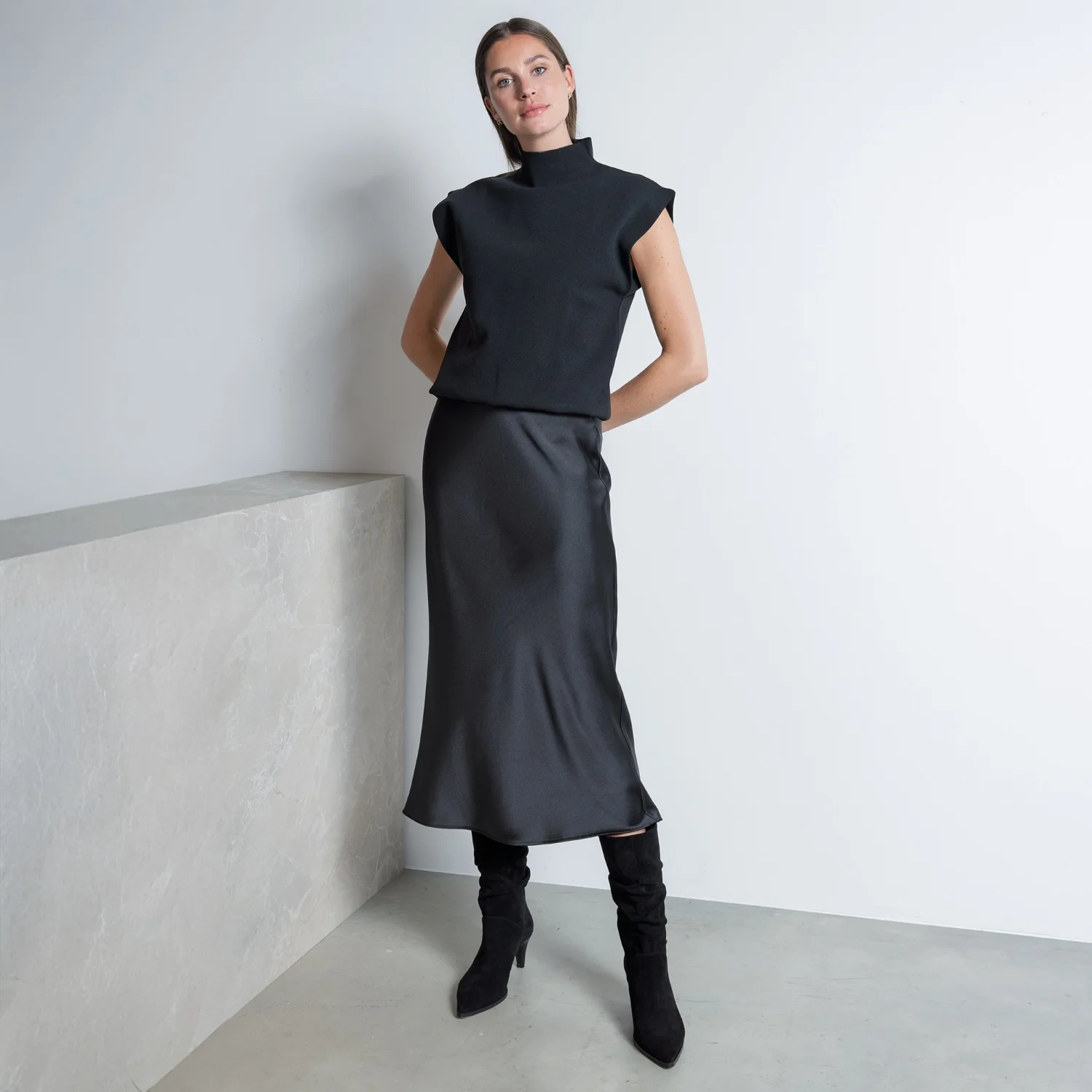 Isabel Bernard Vendôme Margot Black Suede Boots IB54005-101-37 - Image 4